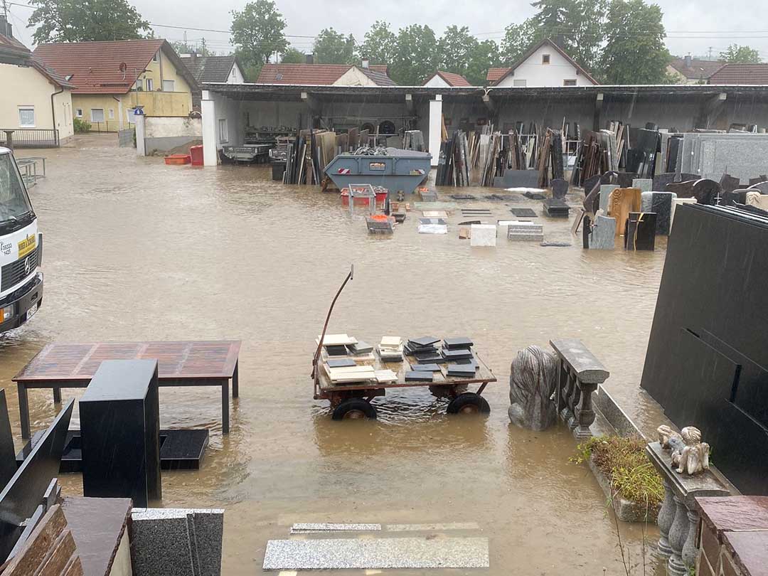 Überschwemmung auf Firmengelände des Steinmetz Babenhausen Huber & Schlögel